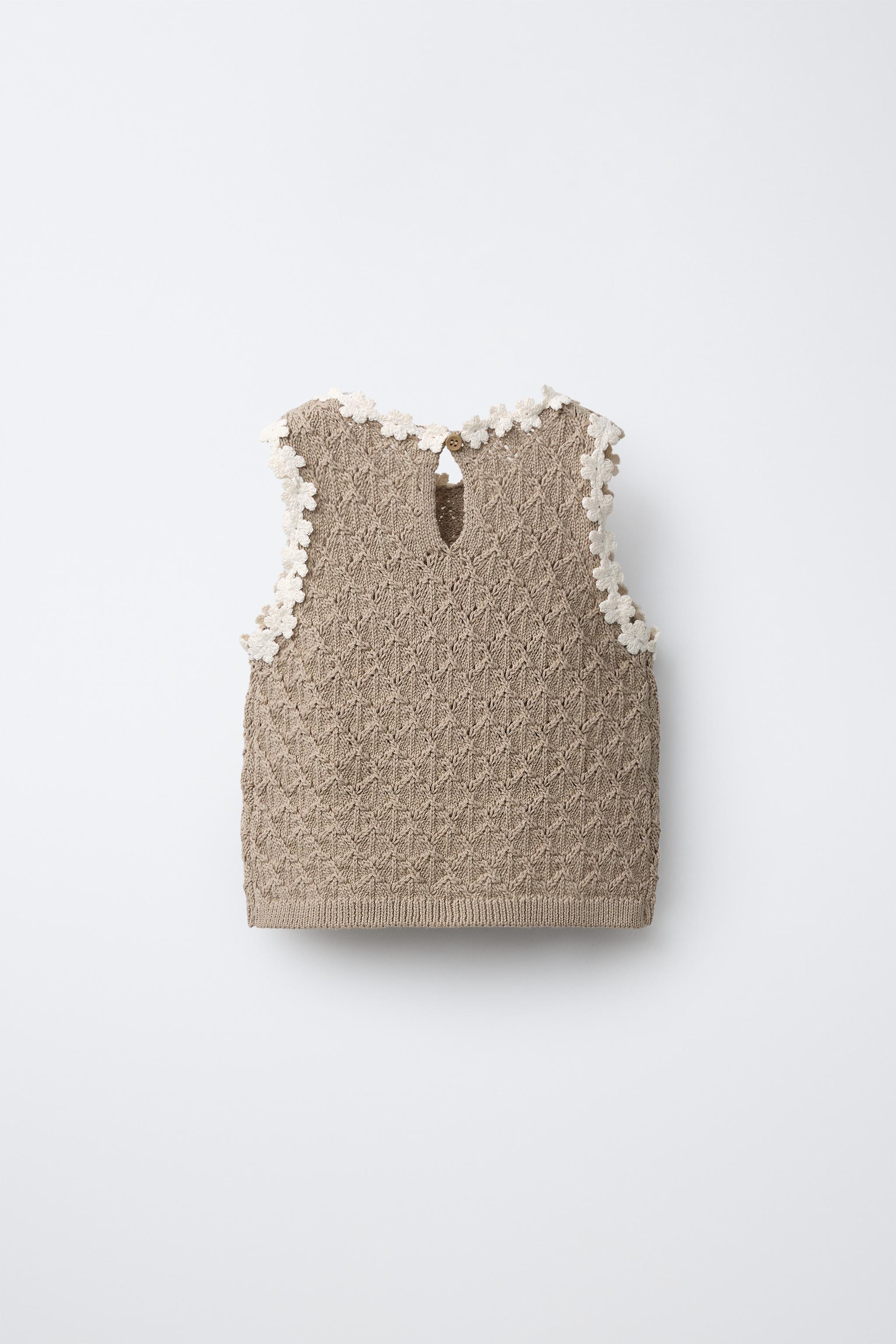TOP EN MAILLE À FLEURS ET CROCHET